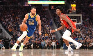 拿来吧你！柏林赫塔球员一把抢过对手教练给球员的战术小纸条